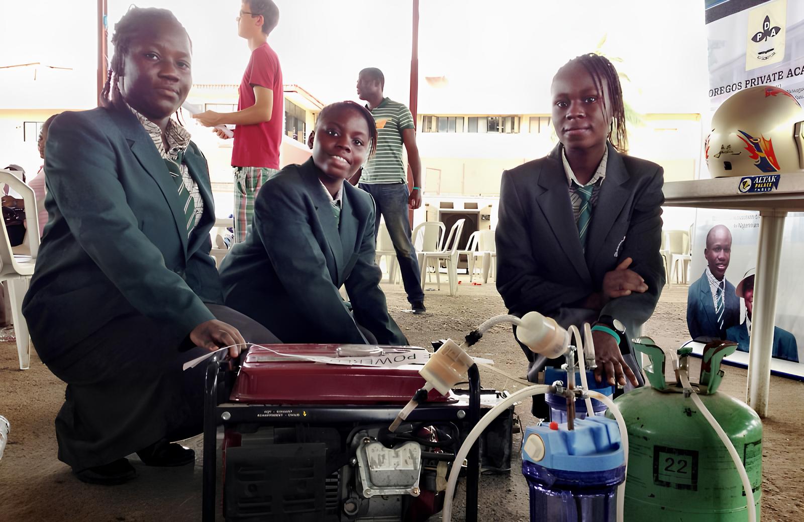 Quatro adolescentes nigerianas desenvolvem gerador capaz de produzir eletricidade a partir da urina