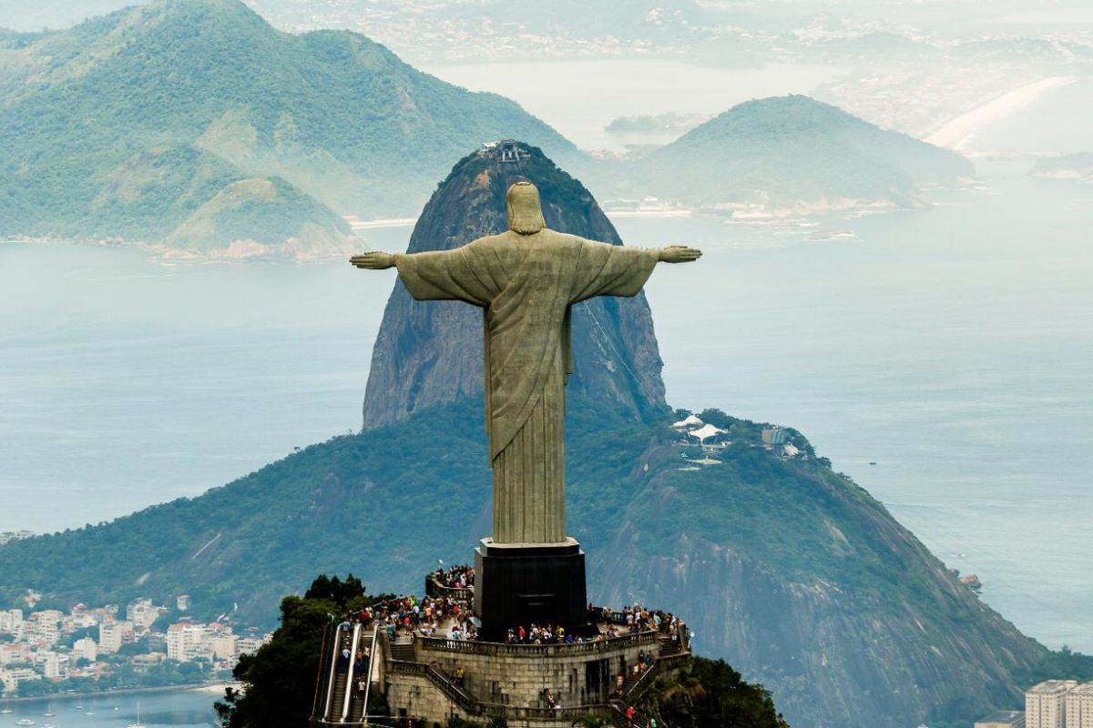 O Rio de Janeiro foi apontado em ranking internacional como o pior destino turístico do mundo em 2025, superando cidades indianas e expondo problemas de insegurança, hotelaria e mobilidade que afetam o turismo no Brasil.