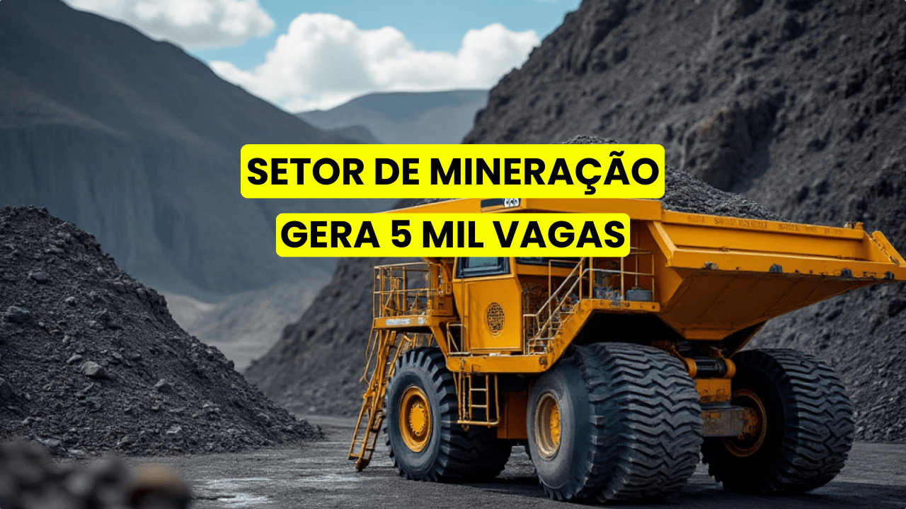 Caminhão de mineração amarelo em uma mina a céu aberto com grandes pilhas de minério.