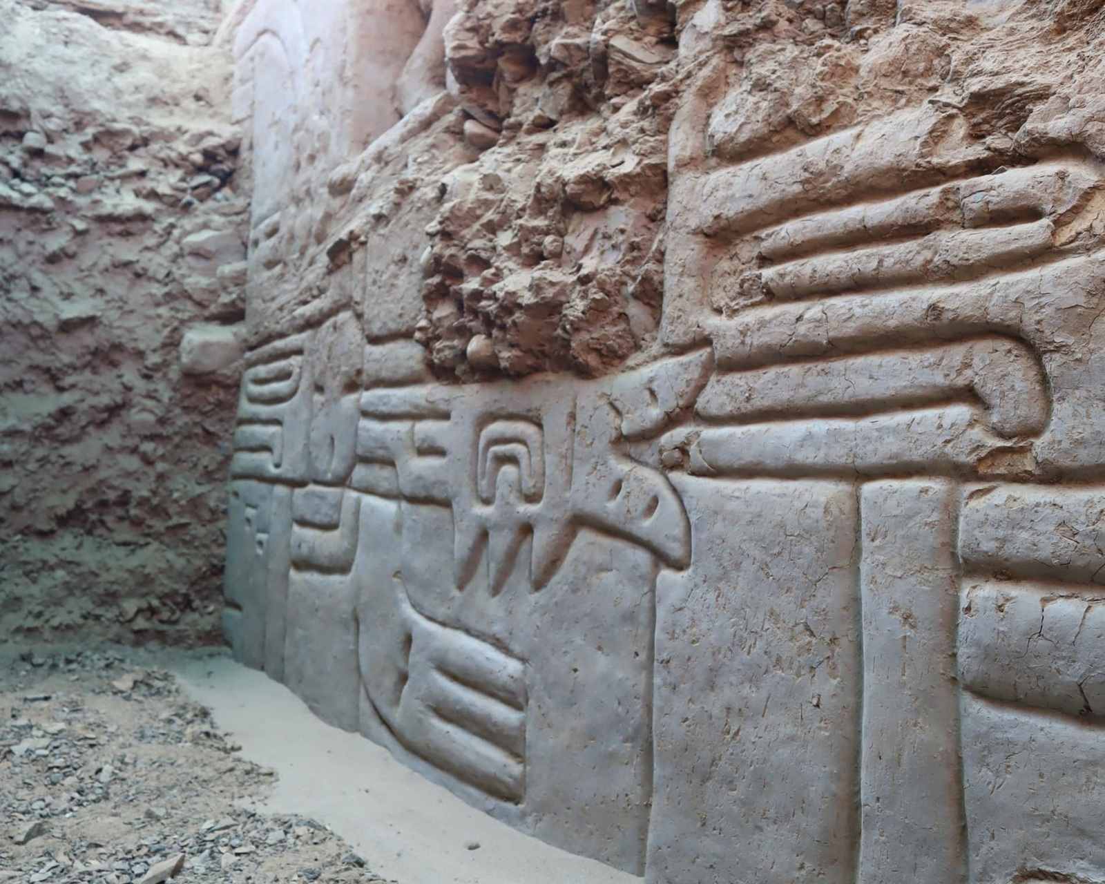 Mural 3D de 4.000 anos descoberto no Peru mostra símbolos cósmicos e rituais xamânicos, mas corre risco sem proteção oficial em Huaca Yolanda.