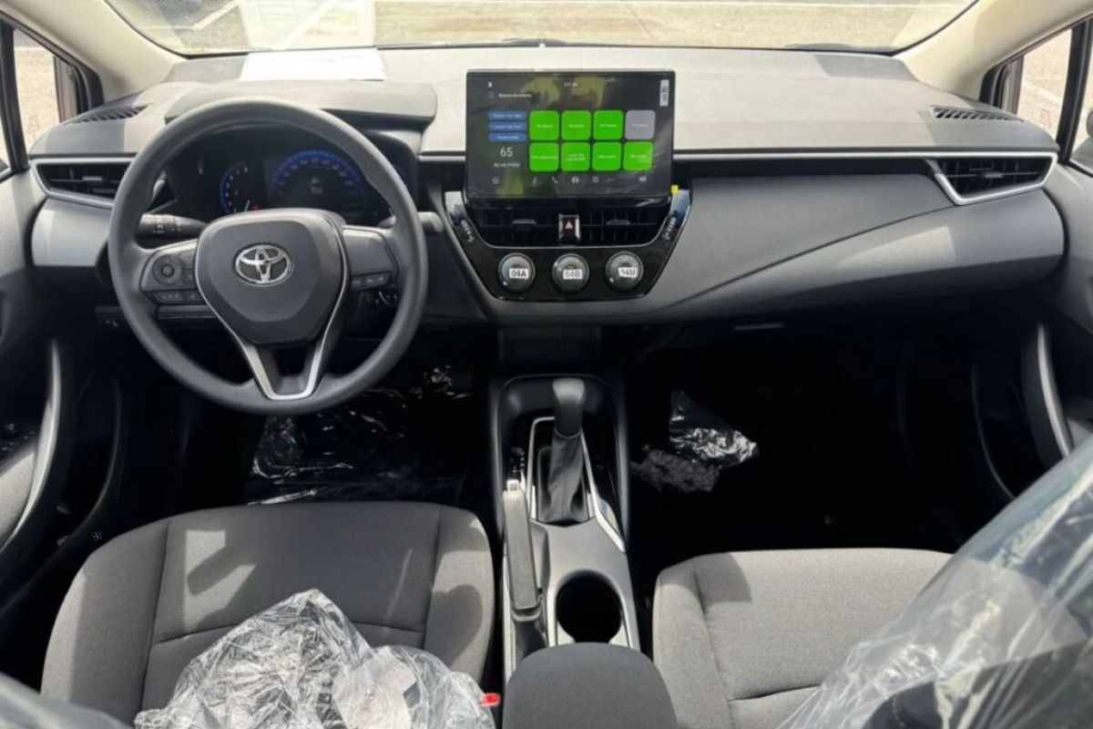 O Corolla GLI 2025 chega às concessionárias como versão de entrada, substituindo o Yaris no mercado PCD e de frotistas, mas com cortes de equipamentos.