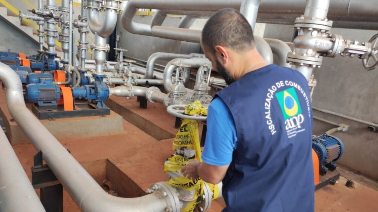 A ANP interditou uma base de combustíveis no Mato Grosso do Sul suspeita de atuar como “barriga de aluguel”. A prática, considerada ilegal, já levou à revogação de autorizações de diversas distribuidoras no Brasil. Fonte: ANP/Gov.br