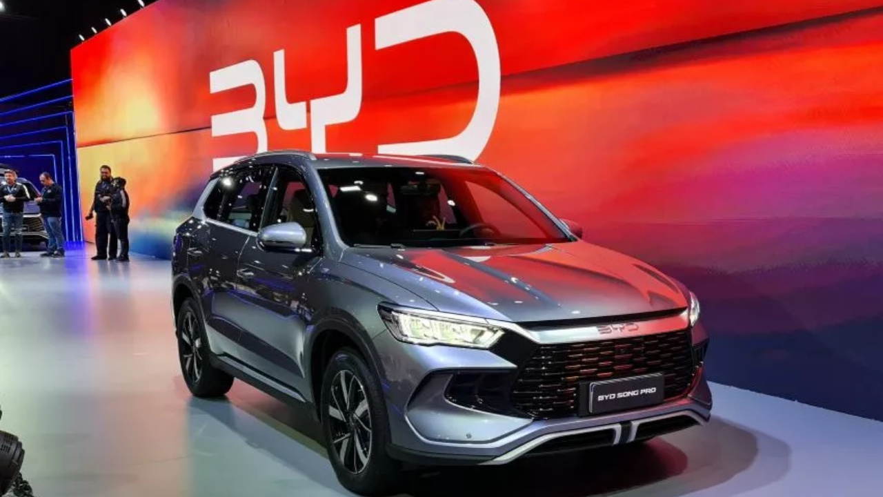 A linha BYD 2026 estreia no mercado brasileiro com novidades em tecnologia, central multimídia ICS 3.0 e sistema ADAS mais completo, trazendo preços reduzidos em modelos elétricos e híbridos. Fonte: CanalVE