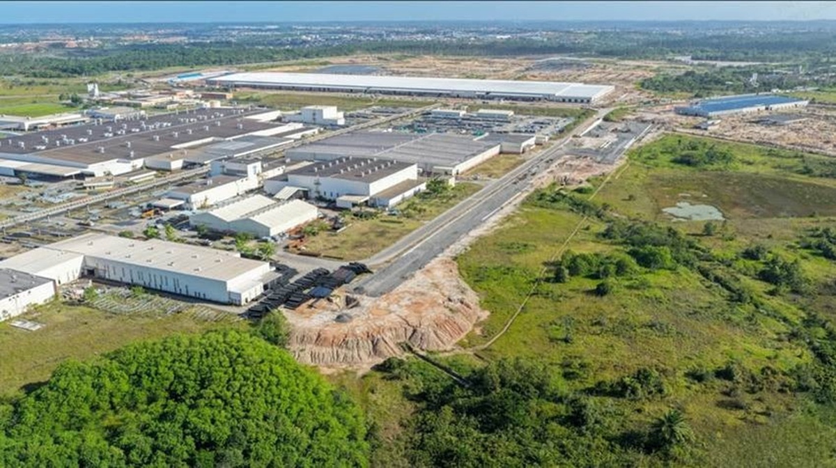 Vista aérea da fábrica da BYD na Bahia e obras de expansão do complexo industrial