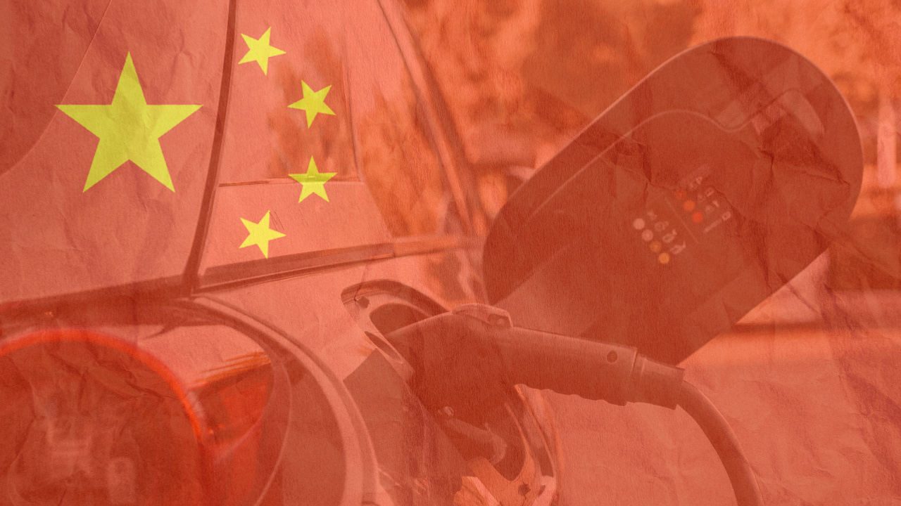 CEO da Rivian destaca que carros elétricos chineses já superam concorrentes em tecnologia e luxo, mas tarifas acima de 100% impedem entrada no mercado americano. Fonte: Canva