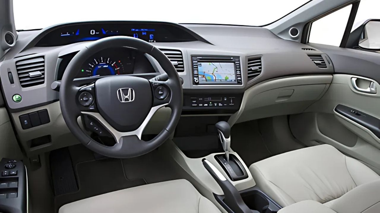 Descubra 5 carros usados que se tornaram raridade no mercado brasileiro. Conheça Toyota Etios, Nissan March, Fiat Doblò, Volkswagen Up! e Honda Civic, modelos que os donos não vendem de jeito nenhum.