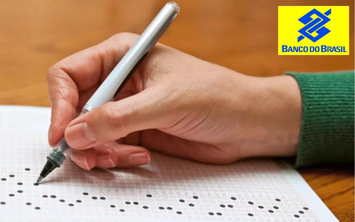 Pessoa preenchendo cartão de respostas de prova com logo do Banco do Brasil no canto, representando o concurso público nacional de 2025.