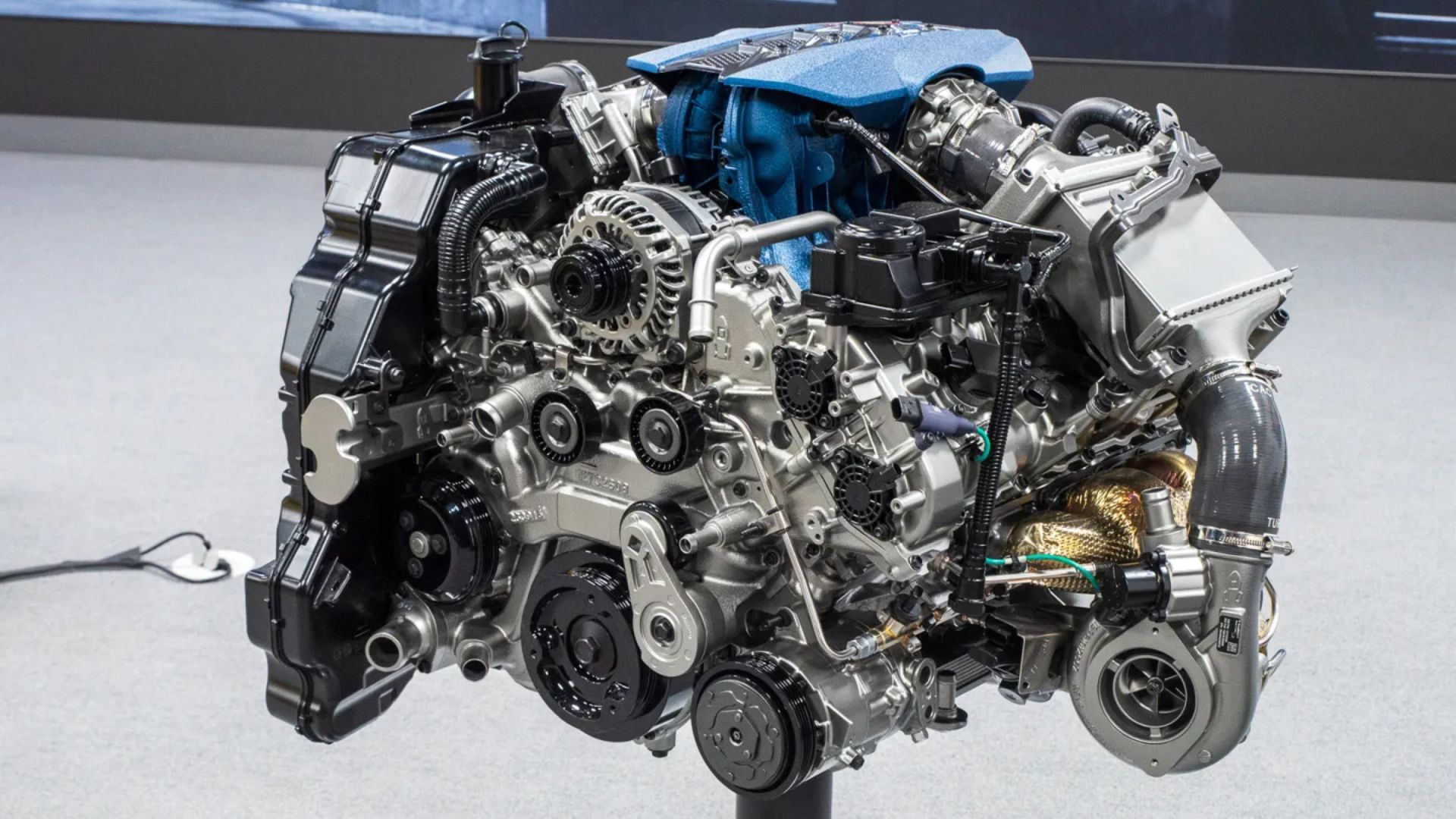 Corvette ZR1 com V8 LT7 5,5L biturbo, único motor a gasolina premiado no Wards 10 Best Powertrains 2025.