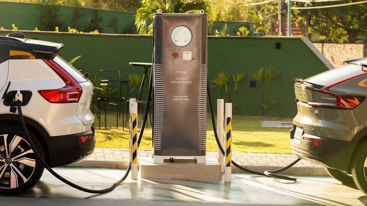 O Brasil já conta com 16.880 pontos de recarga para veículos elétricos, crescimento de 59% em um ano, mas a falta de infraestrutura ainda preocupa consumidores e desafia o setor automotivo. Fonte: Volvo