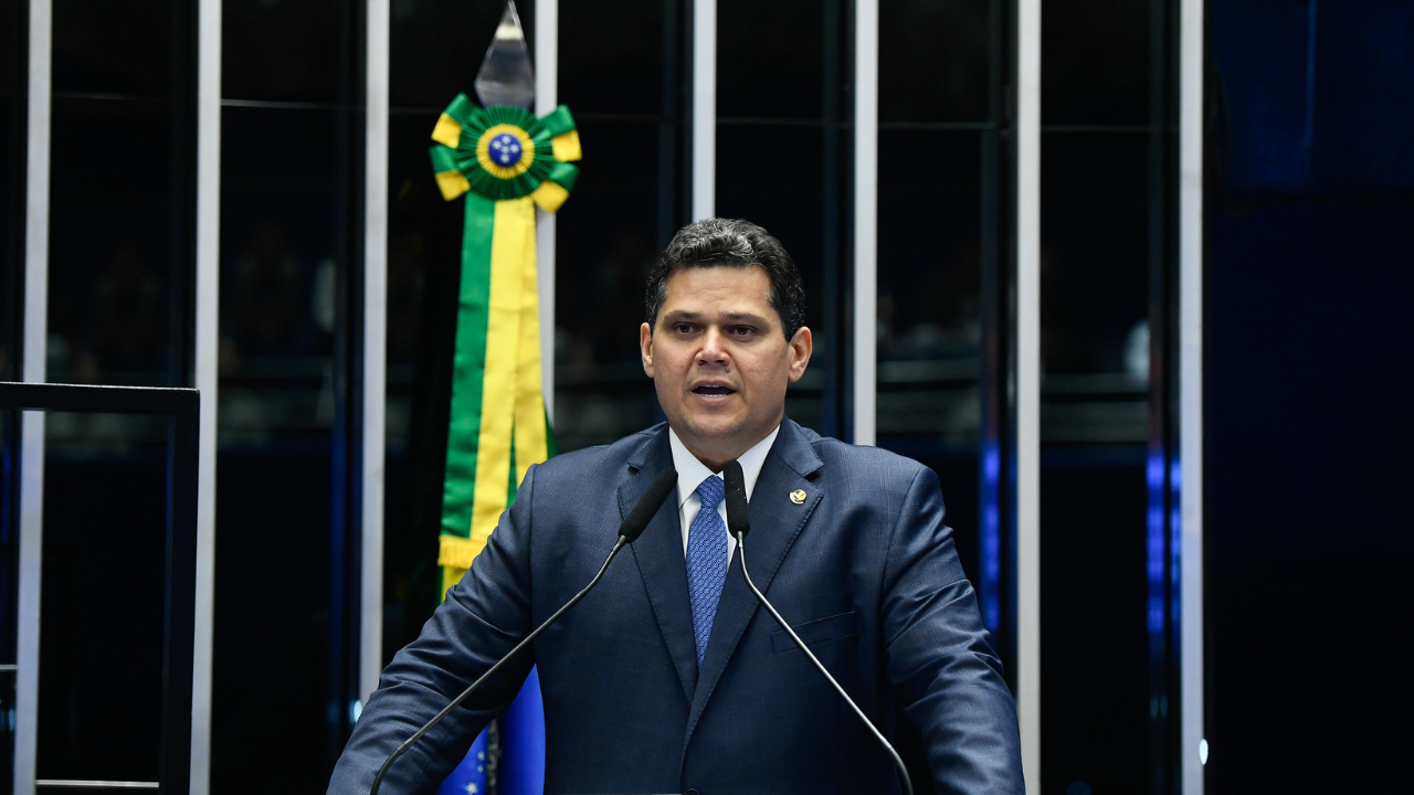 O avanço da exploração de petróleo na Margem Equatorial ganha destaque após aprovação do Ibama. Alcolumbre agradece Lula pelo apoio e destaca a importância do projeto para o Amapá e o Brasil. Fonte: Agência Senado