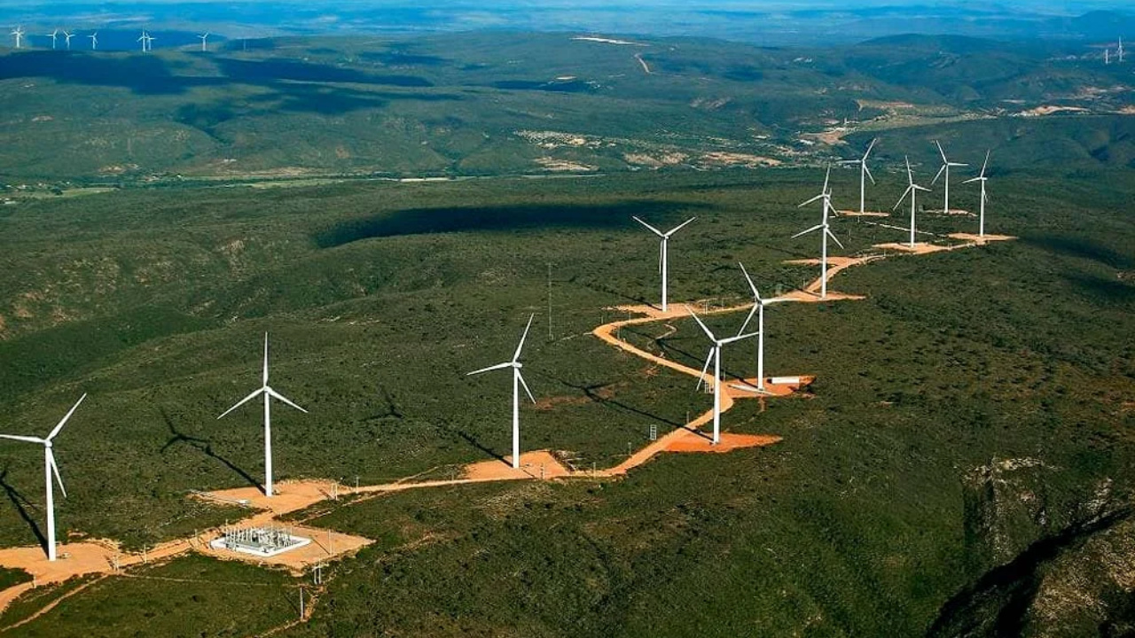 A Bahia ganha protagonismo na transição energética do Brasil, liderando a geração de energia solar e eólica e fortalecendo sua posição na mineração de minerais críticos essenciais para a economia verde. Fonte: GovBA