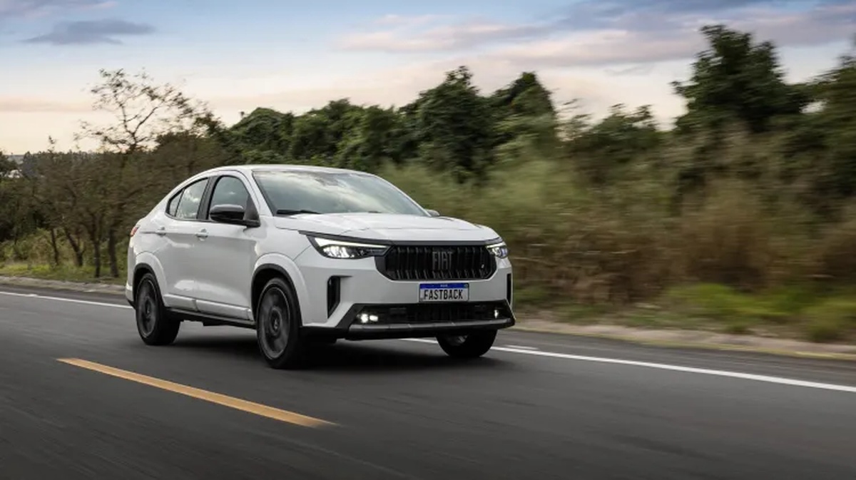 Fiat Fastback em movimento, SUV alvo de furtos de câmera de ré em 2024 no Brasil