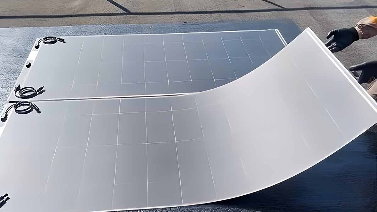 Mais leves e flexíveis, os painéis solares adesivos reduzem a conta de luz em até 90%, valorizam imóveis e ainda podem garantir desconto no IPTU.