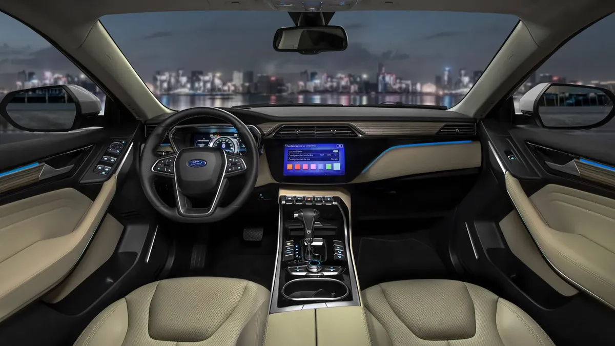 Interior do Ford Territory Titanium 2021 com painel digital, multimídia e acabamento premium
