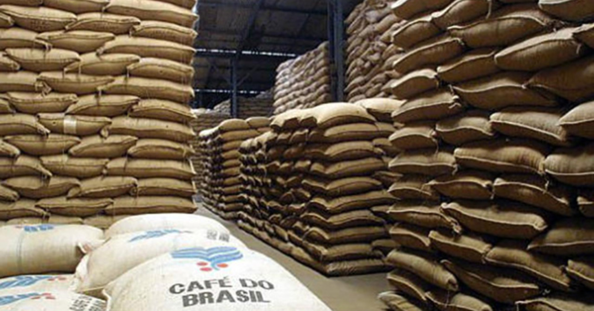 Sacas de café do Brasil empilhadas antes do embarque; exportações aos EUA caem 46 % com a nova tarifa de 50 %, pressionando o mercado cafeeiro. (Imagem: Cecafé/Divulgação)