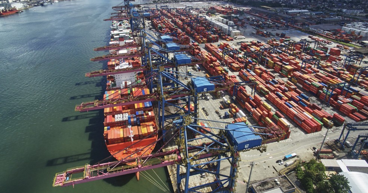 Contêineres no porto de Santos ilustram a rota do café brasileiro, agora redirecionada à Europa após a sobretaxa de 50 % imposta pelos EUA. (Imagem: Comunicaffe)