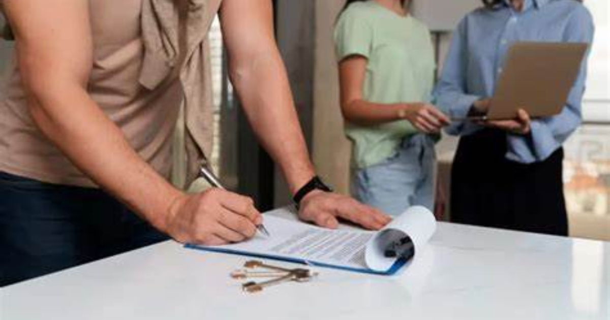 Assinatura de contrato de locação com chaves simboliza seguro-fiança para evitar penhora do único imóvel do fiador. (Imagem: QuintoAndar)