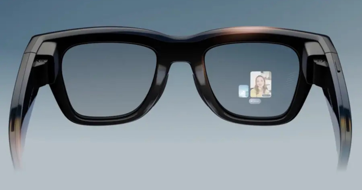 Close nas lentes dos óculos Meta com ícone digital sobreposto, ilustrando captura de câmera e tecnologia IA embutida. (Imagem: Divulgação)