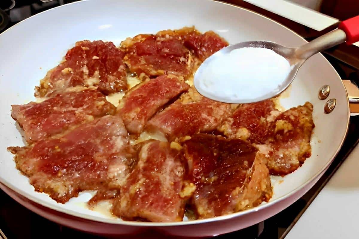 Amolecendo carne com bicarbonato é real: veja como a técnica funciona, os cuidados necessários e a receita prática para cortes rígidos.