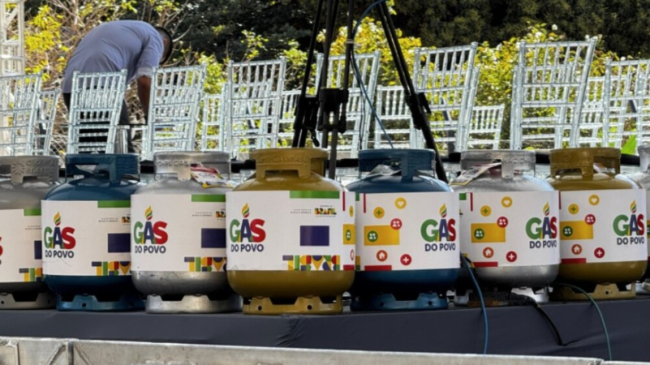 O programa Gás do Povo busca levar GLP a milhões de famílias de baixa renda no Brasil, mas novas regras da ANP podem gerar insegurança e ameaçar investimentos no setor. Fonte: Itatiaia