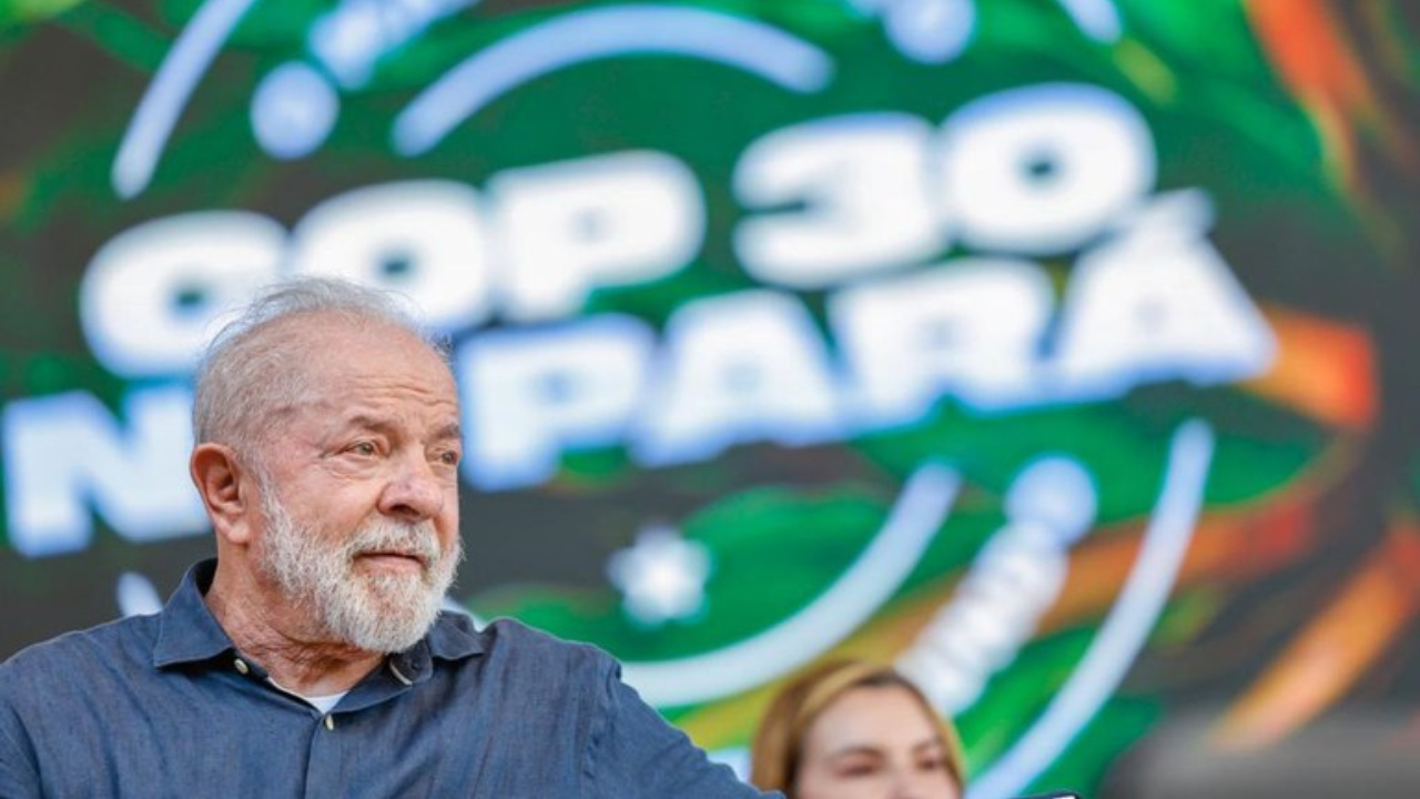 Em entrevista, Lula defende exploração de petróleo pela Petrobras na foz do Amazonas, apesar das críticas ambientais e da meta mundial de redução de combustíveis fósseis. Presidente reforça que nenhum país está pronto para abrir mão do petróleo. Fonte: Portal Gov.BR