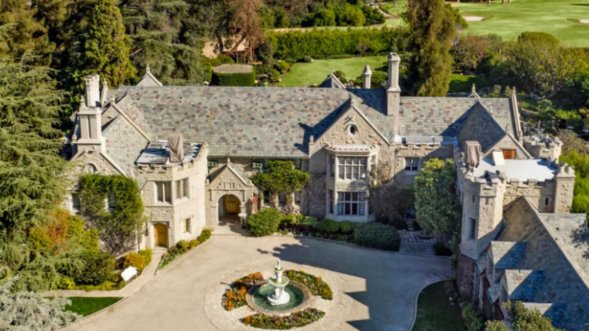 Mansão Playboy em Los Angeles, residência de luxo com 29 quartos, gruta aquecida e jardins exuberantes.