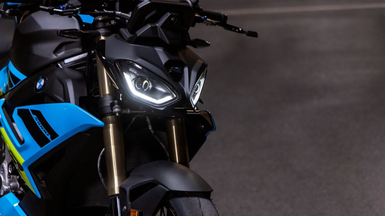 A BMW S 1000 R desembarca na Índia com motor de 170 cv, 11 kgfm de torque e diversos recursos modernos. Veja o que torna essa naked interessante para o mercado brasileiro.