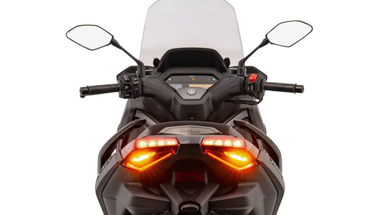 Conheça a Nova Yamaha XMAX 300 Connected, moto premium com motor 300 cc, conectividade avançada, design sofisticado e preço sugerido de R$ 37.990.