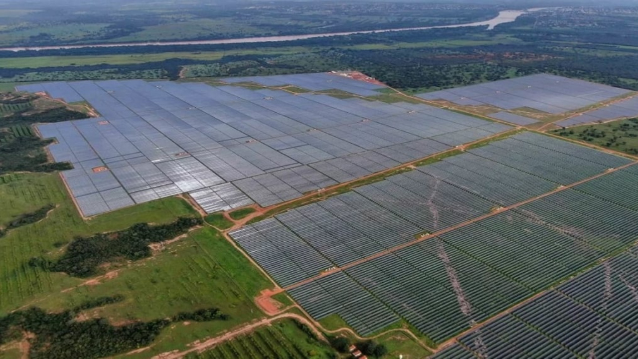 Minas Gerais alcançou 12,8 GW de potência instalada em energia solar em setembro, consolidando sua posição de destaque no Brasil com usinas de grande porte e milhares de unidades consumidoras. Fonte: Eixos