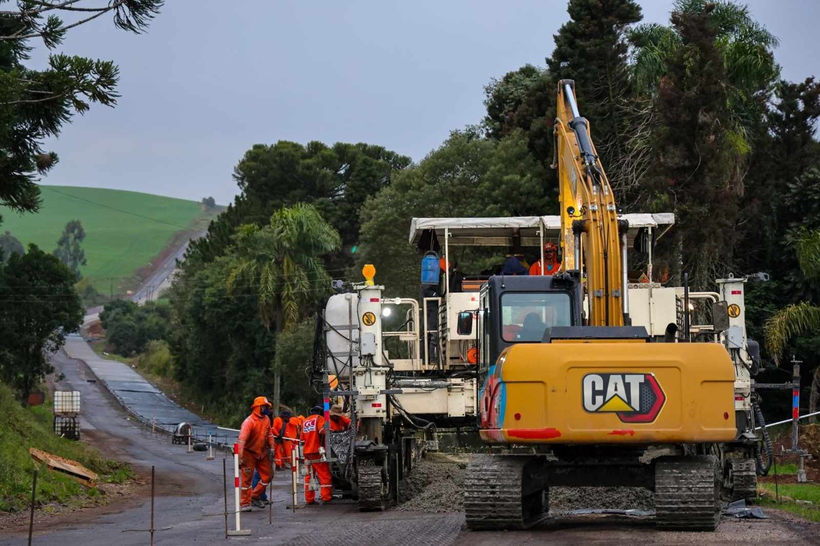 Santa Catarina aplica R$ 3,5 bilhões no programa Estrada Boa para revitalizar rodovias, com novas faixas, acostamentos