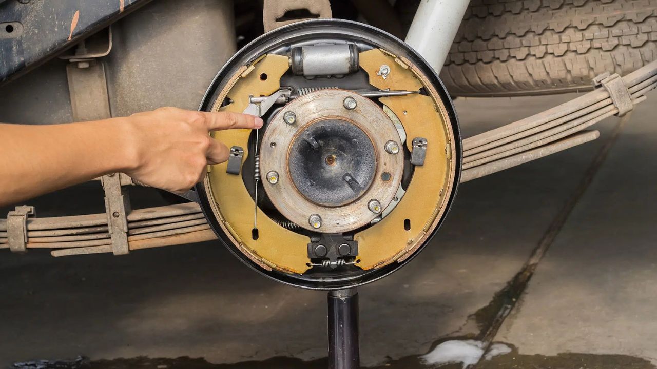 Descubra como funciona o freio a tambor, suas vantagens, limitações e por que ele ainda equipa muitos carros populares no Brasil.