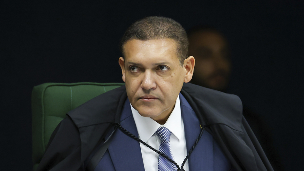 O STF decidiu que não incide ICMS sobre a extração de petróleo. A Corte rejeitou, por unanimidade, pedido da Alerj, que buscava autorizar a tributação da atividade. Entenda os argumentos e impactos da decisão. Fonte: STF