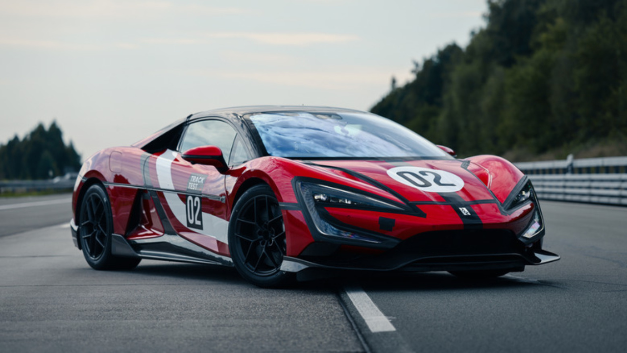 A BYD surpreende o mercado automotivo ao lançar o supercarro elétrico Yangwang U9 Xtreme, que alcançou 496 km/h e se tornou o carro de produção mais rápido do mundo, superando rivais a combustão. Fonte: Jalopnik