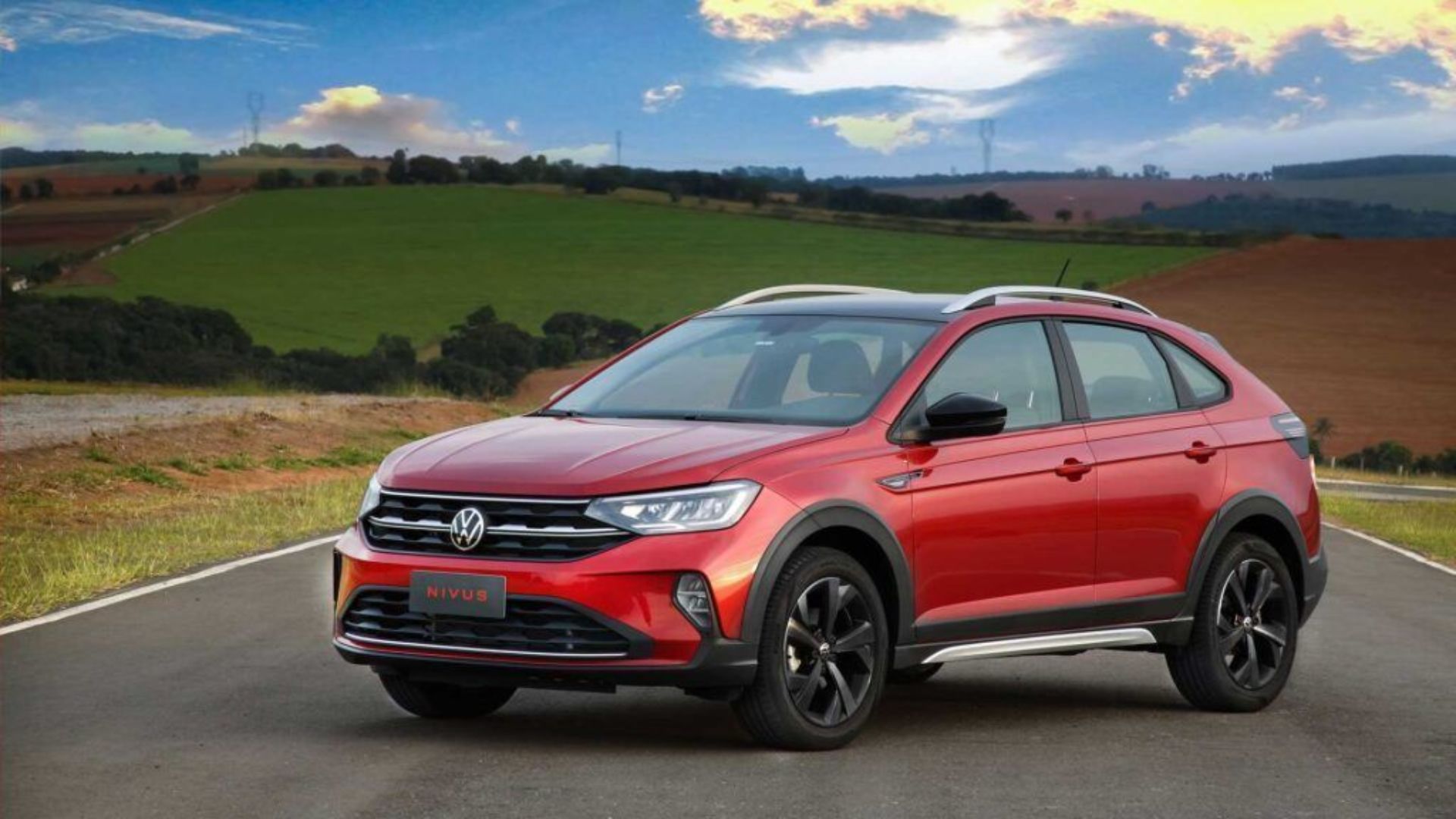 Cinco carros usados da Volkswagen, incluindo Voyage, Polo, Saveiro, Virtus e Nivus, alinhados em pátio de seminovos no Brasil.