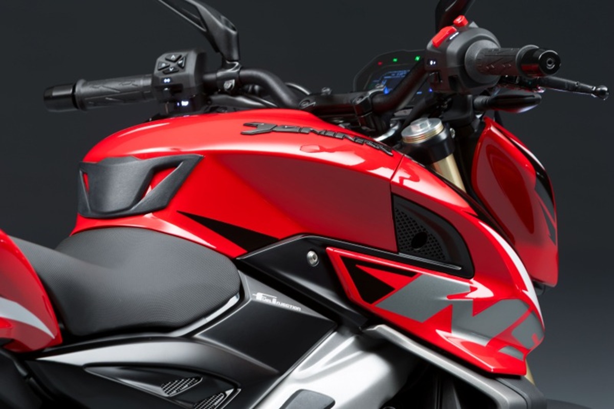 A nova Bajaj Dominar NS400Z chega ao Brasil com 40 cv, 18 kg a menos e quatro modos de pilotagem e combinando leveza