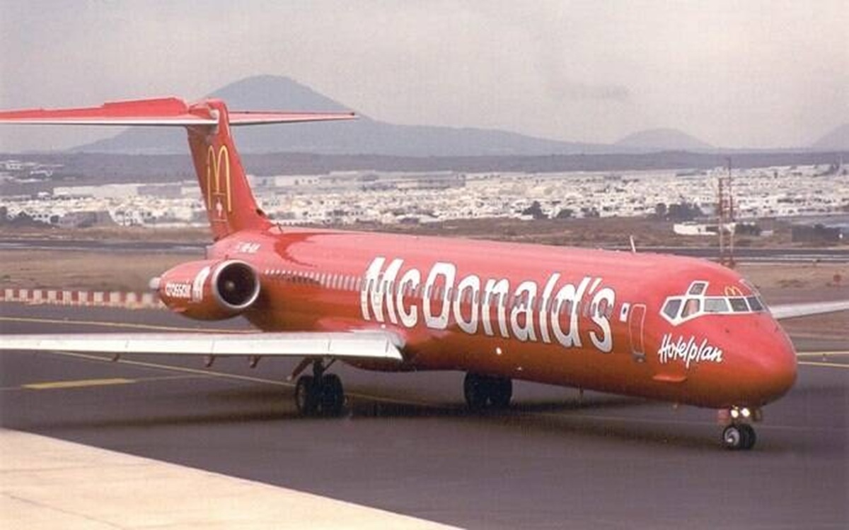 Em 1996, o McPlane uniu McDonald’s e aviação em um MD-83 temático que servia hambúrgueres no ar e virou ícone do marketing dos anos 1990