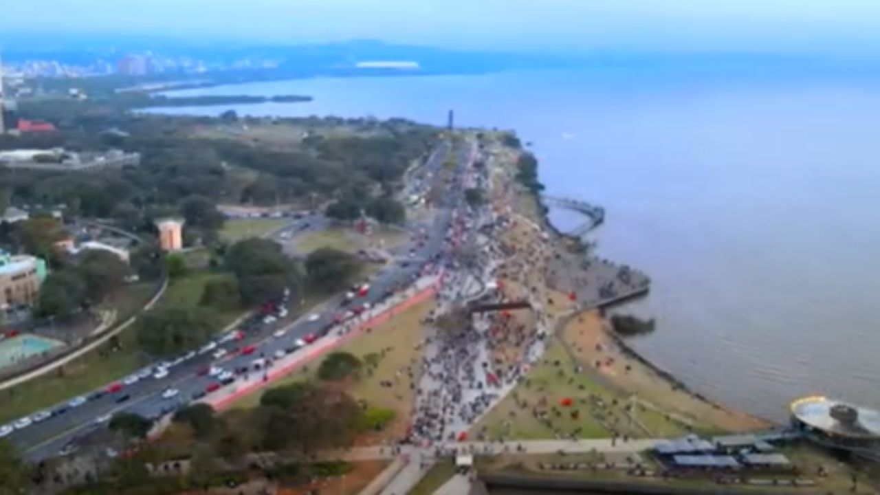 A capital mais ao sul do Brasil, onde o pôr do sol em um "rio" que na verdade é um lago se tornou um dos maiores espetáculos urbanos do país