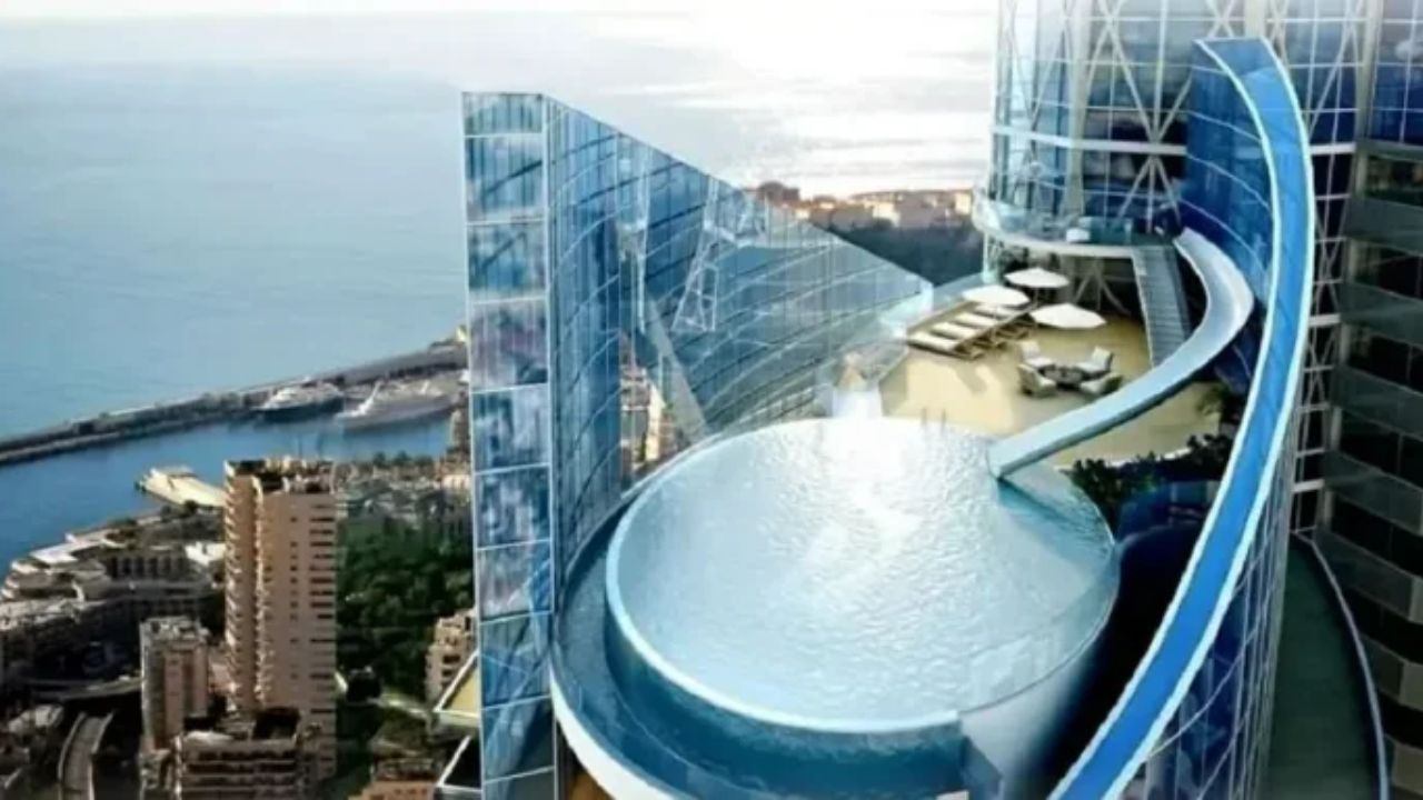 A cobertura de US$ 440 milhões em Mônaco: Ocupando 5 andares e 3.300 m² no topo da Torre Odeon, este apartamento tem um toboágua privativo que liga a pista de dança à piscina de borda infinita