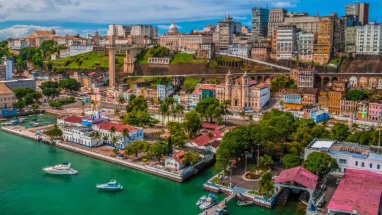 A primeira capital do Brasil, que abriga o maior conjunto arquitetônico colonial da América Latina e é considerada o coração da cultura afro-brasileira