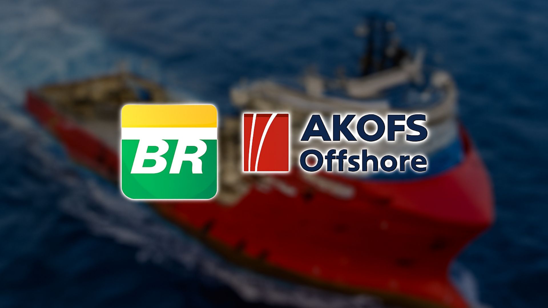 Imagem aérea de uma embarcação de apoio multipropósito (MPSV) navegando em alto-mar, com os logotipos da Petrobras e da AKOFS Offshore centralizados e destacados em primeiro plano.