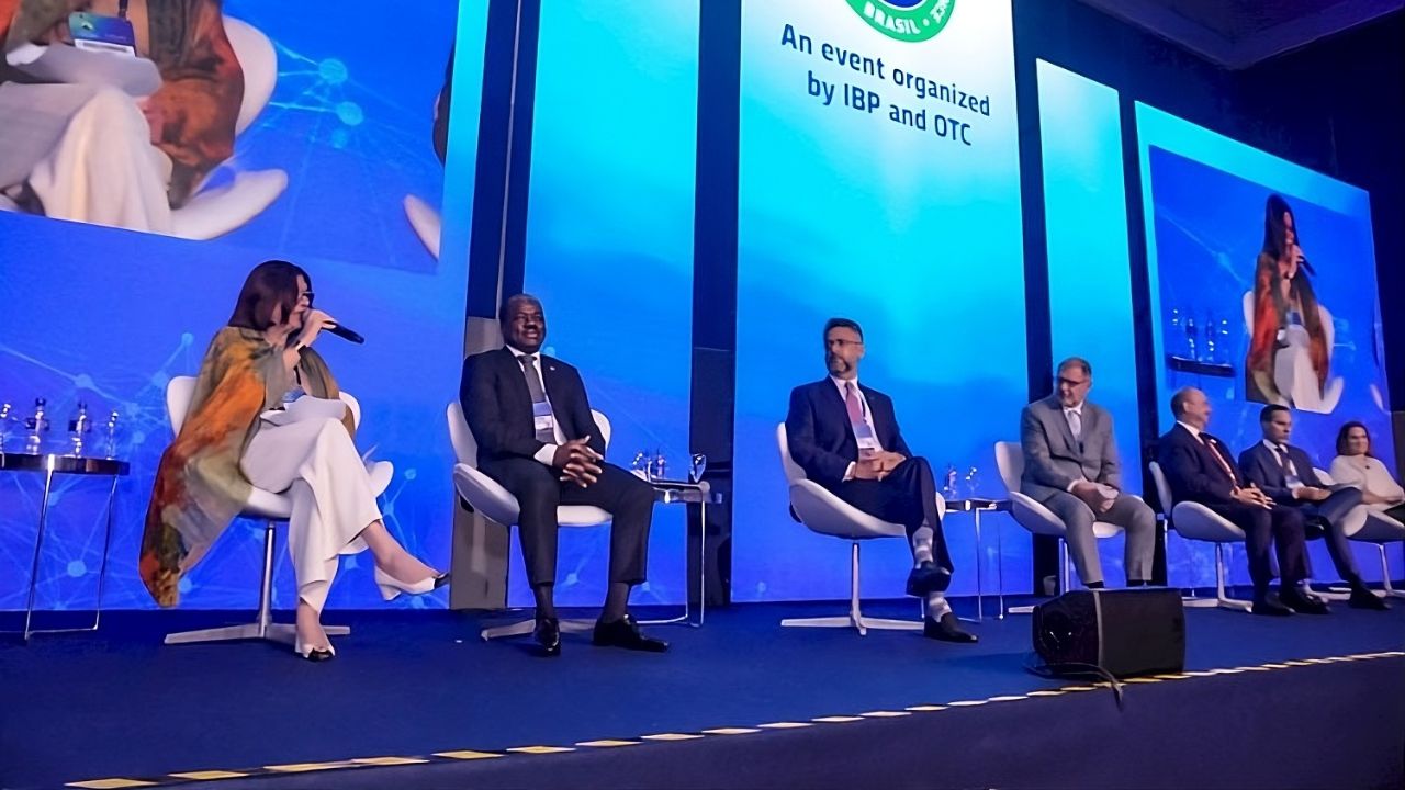 Painel com especialistas discutindo petróleo e gás na OTC Brasil 2025, organizado por IBP e OTC.