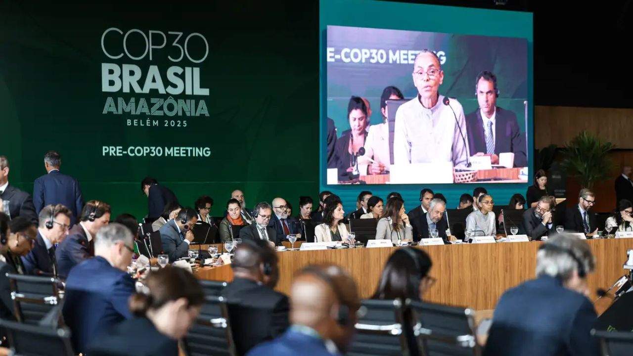 Reunião da Pré-COP30 em Brasília com representantes internacionais discutindo políticas climáticas para a COP30 em Belém, Brasil, 2025.