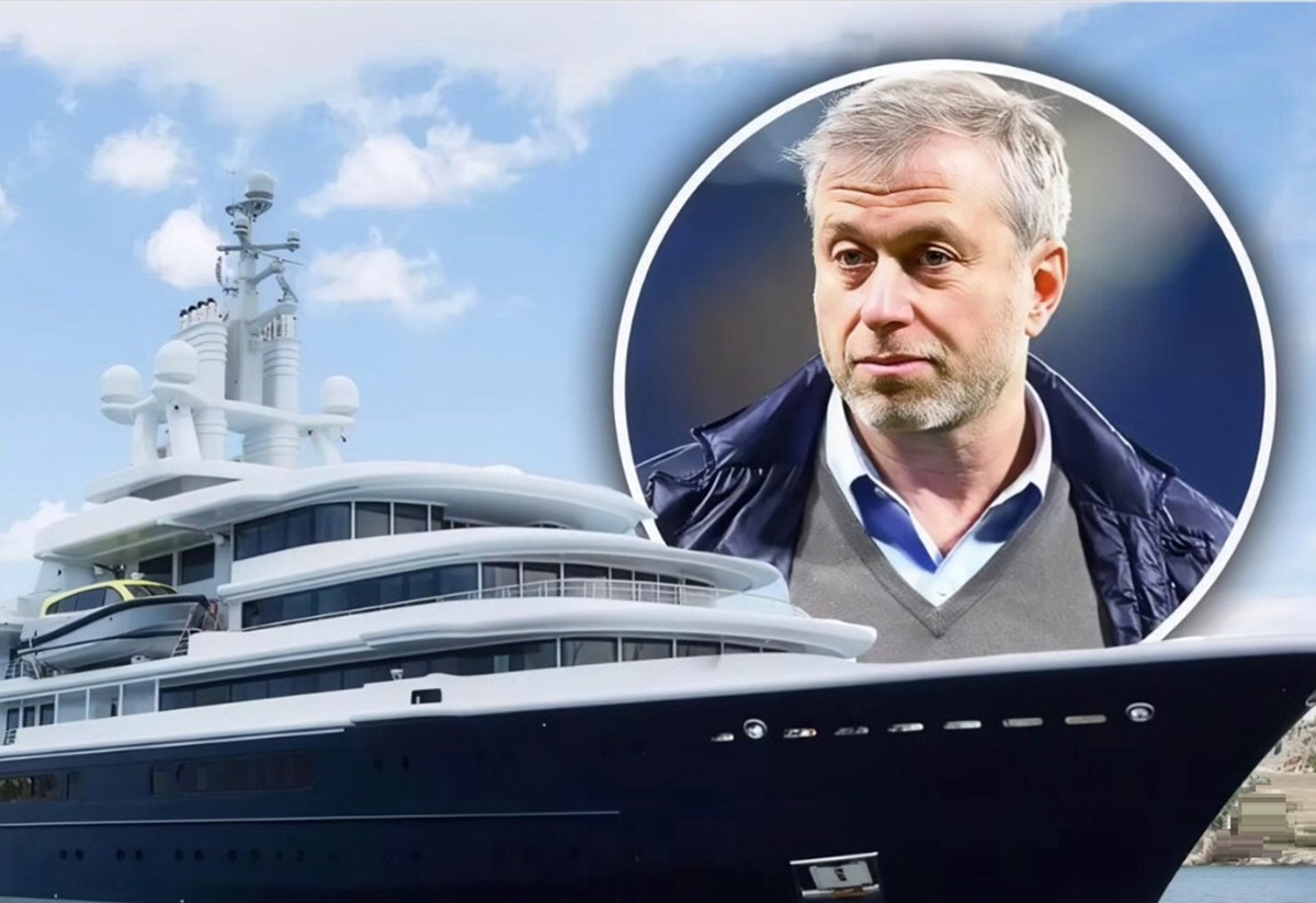 Le Grand Bleu, o iate de luxo US$ 125 milhões de Roman Abramovich, teria sido perdido em uma partida de pôquer milionária entre bilionários russos