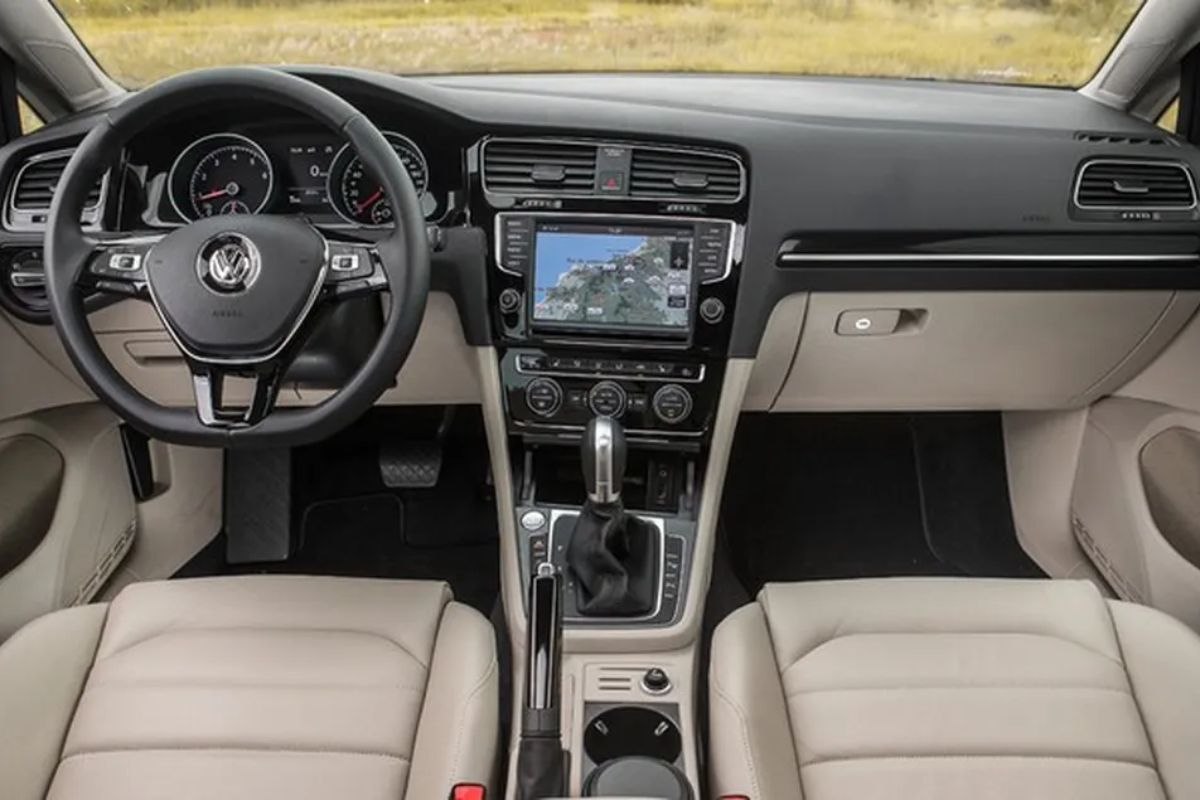 O Volkswagen Golf 1.4 TSI AT entrega desempenho forte e consumo eficiente, mas exige atenção ao câmbio e à manutenção para garantir longa vida útil no mercado de usados.