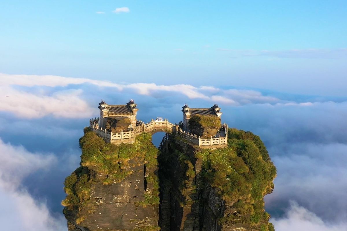 Entre as montanhas da China, na província de Guizhou, a lendária montanha Fanjing revela a verdadeira Cidade no Céu, um cenário de templos suspensos entre as nuvens que parece desafiar a realidade.