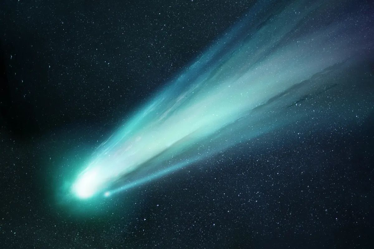 Cientistas investigam o cometa 3I/ATLAS, cujo aumento súbito de brilho e cor azul intensa desafia modelos conhecidos. O professor de Harvard analisa o fenômeno que pode redefinir teorias cometárias.