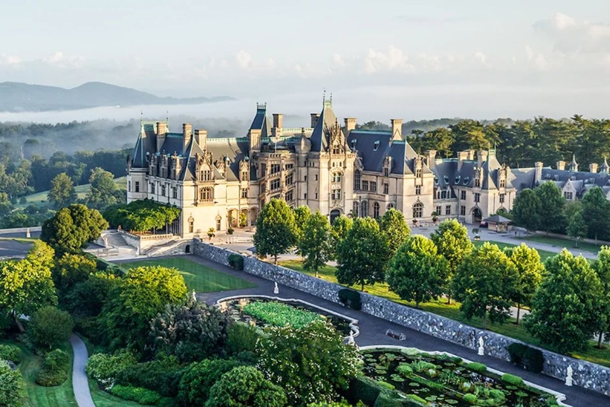 A maior casa privada dos EUA, a Biltmore House em Asheville, Carolina do Norte, transformou o luxo em turismo sustentável e referência histórica viva.