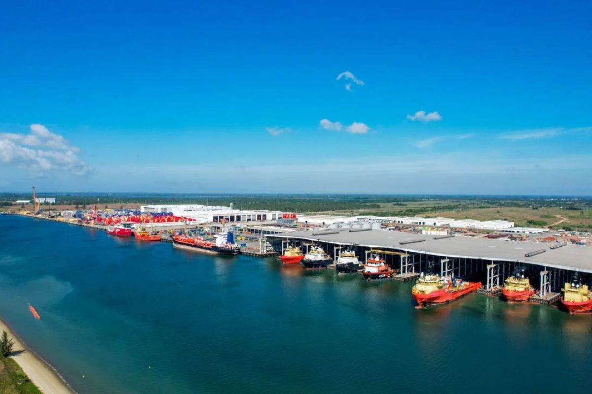 O Porto do Açu consolida-se como complexo industrial de águas profundas com parque termelétrico de R$ 12 bilhões e foco em transição energética.