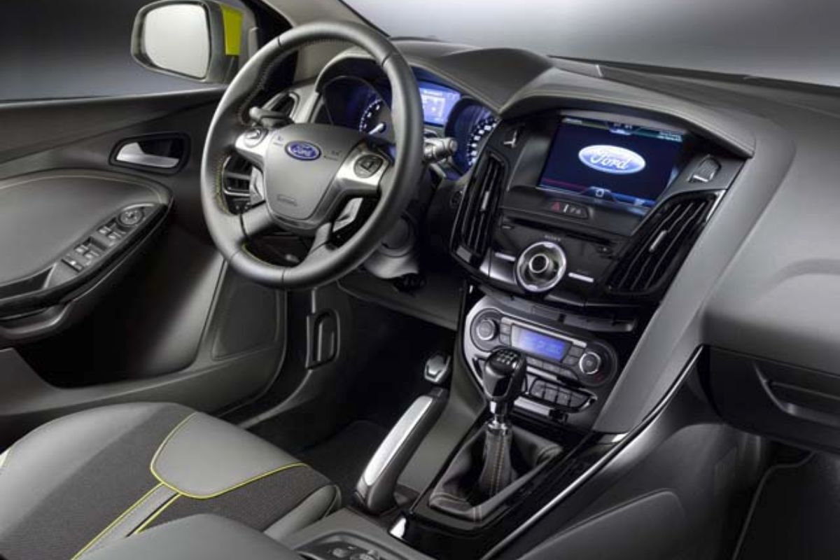 O Ford Focus Sedan automático com motor 2.0 Duratec entrega conforto de sedã médio, porta-malas amplo e pacote técnico equilibrado por cerca de R$ 34 mil no mercado de usados.