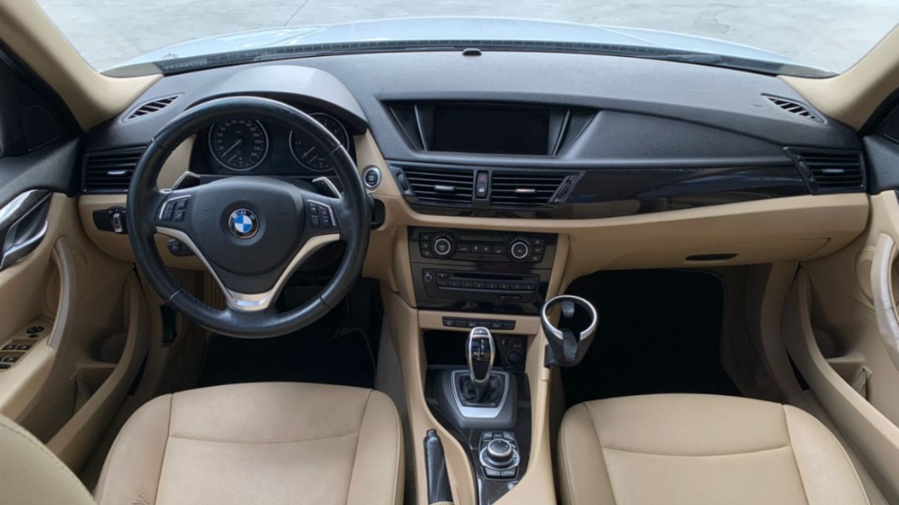 Custando cerca de R$ 85 mil e com motor 2.0 Turbo de 184 cv, este SUV de luxo entrega tração traseira, câmbio automático de 8 marchas e acabamento premium; conheça o BMW X1 sDrive20i 2014